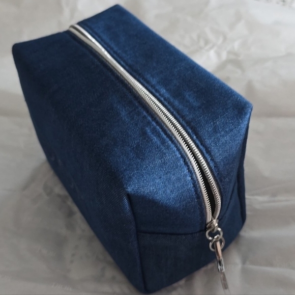 DIOR COSMETIC POUCH, ADDICT LIP MAXIMIZER & DIORSHOW ICONIC OVERCURL MASCARA SET - Picture 4 of 16